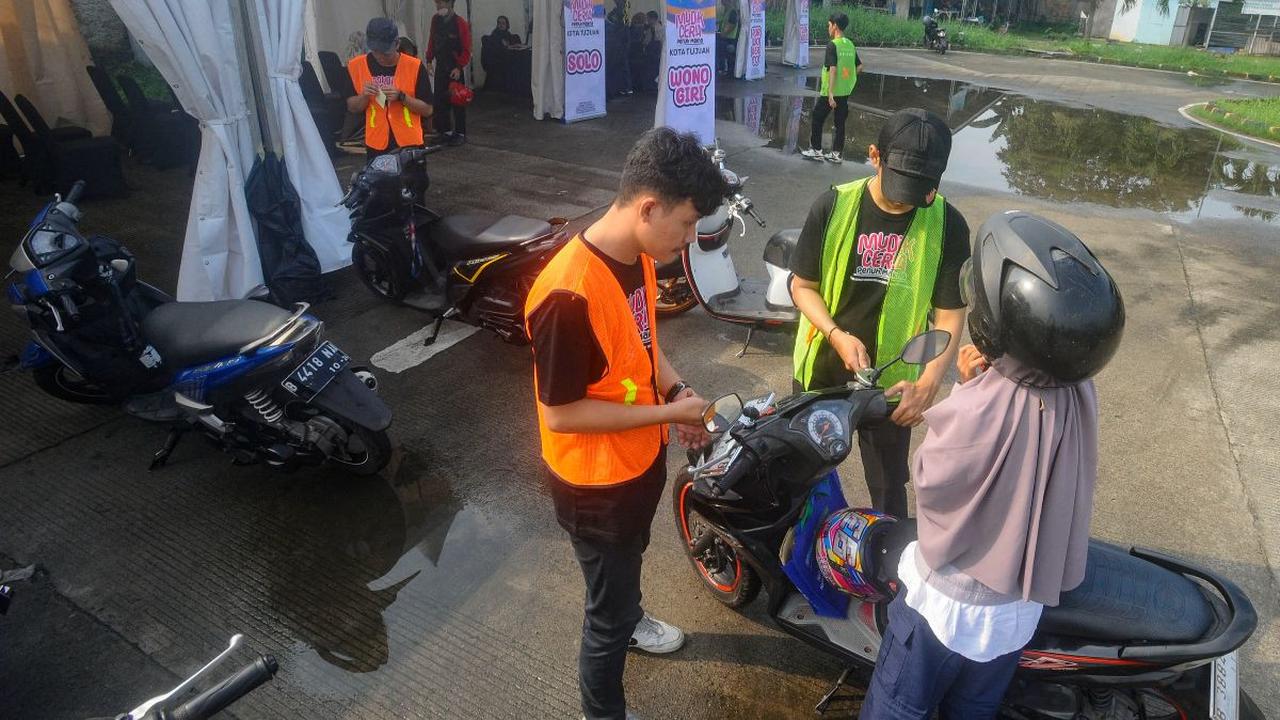 FOTO: Ratusan Motor Peserta Mudik Gratis Kemenhub Siap Diberangkatkan dari Terminal Pondok Cabe