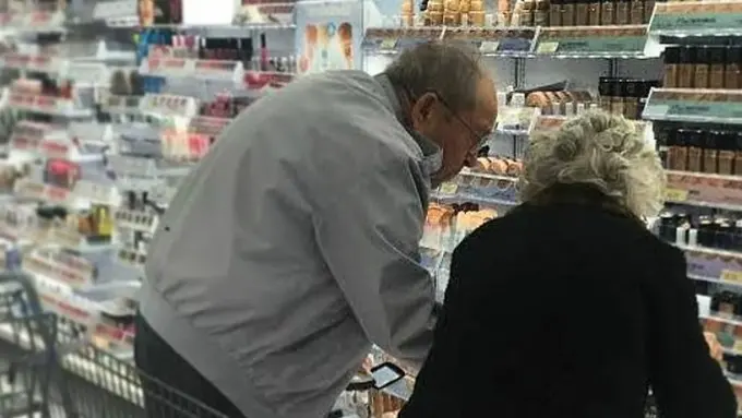 Patut Dicontoh! Pria Ini Nggak Malu Beli Makeup Buat Istrinya