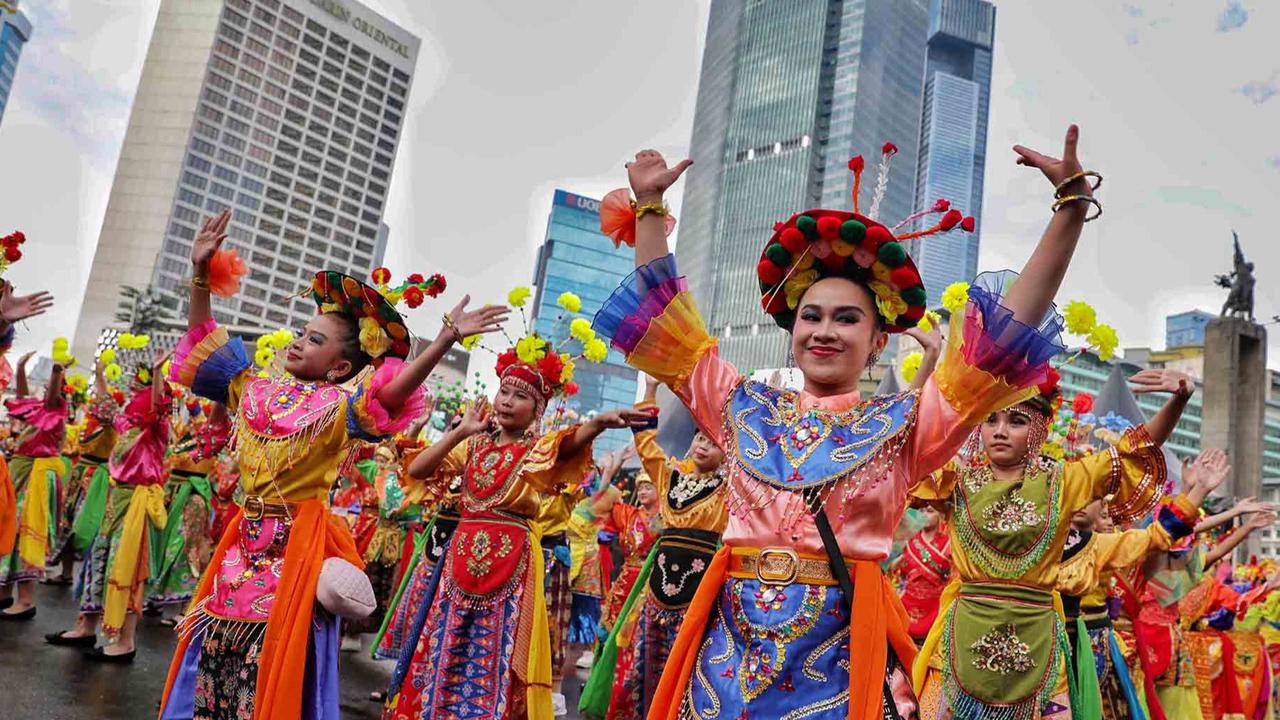 FOTO: “Jakarta dalam Warna”: Ribuan Penari Betawi Semarakkan Bundaran HI di Hari Bebas Kendaraan