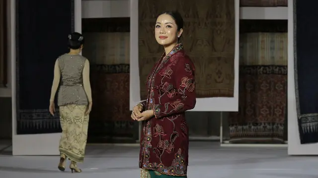 Oscar Lawalata Culture Tampilkan Kebaya dan Kain Daerah Indonesia. [Fimela/Adrian Putra]
