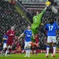 Kiper Everton, Jordan Pickford memblokir bola saat bertanding melawan Liverpool pada pertandingan lanjutan Liga Inggris di stadion Anfield di Liverpool, Inggris, Selasa (14/2/2023). Kemenangan ini mengantar Liverpool naik ke posisi sembilan dengan 32 poin dari 21 laga. (AP Photo/Jon Super)