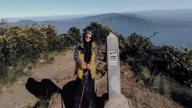 Seorang pendaki sedang berada di Gunung Seminung @aakuputri