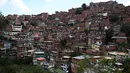 Pemandangan rumah-rumah yang saling berhimpitan di permukiman kumuh Petare di Caracas pada 19 Mei 2019. Petare yang merupakan kawasan kumuh terbesar di Venezuela menjadi rumah bagi lebih dari 500.000 jiwa. (Photo by MARVIN RECINOS / AFP)