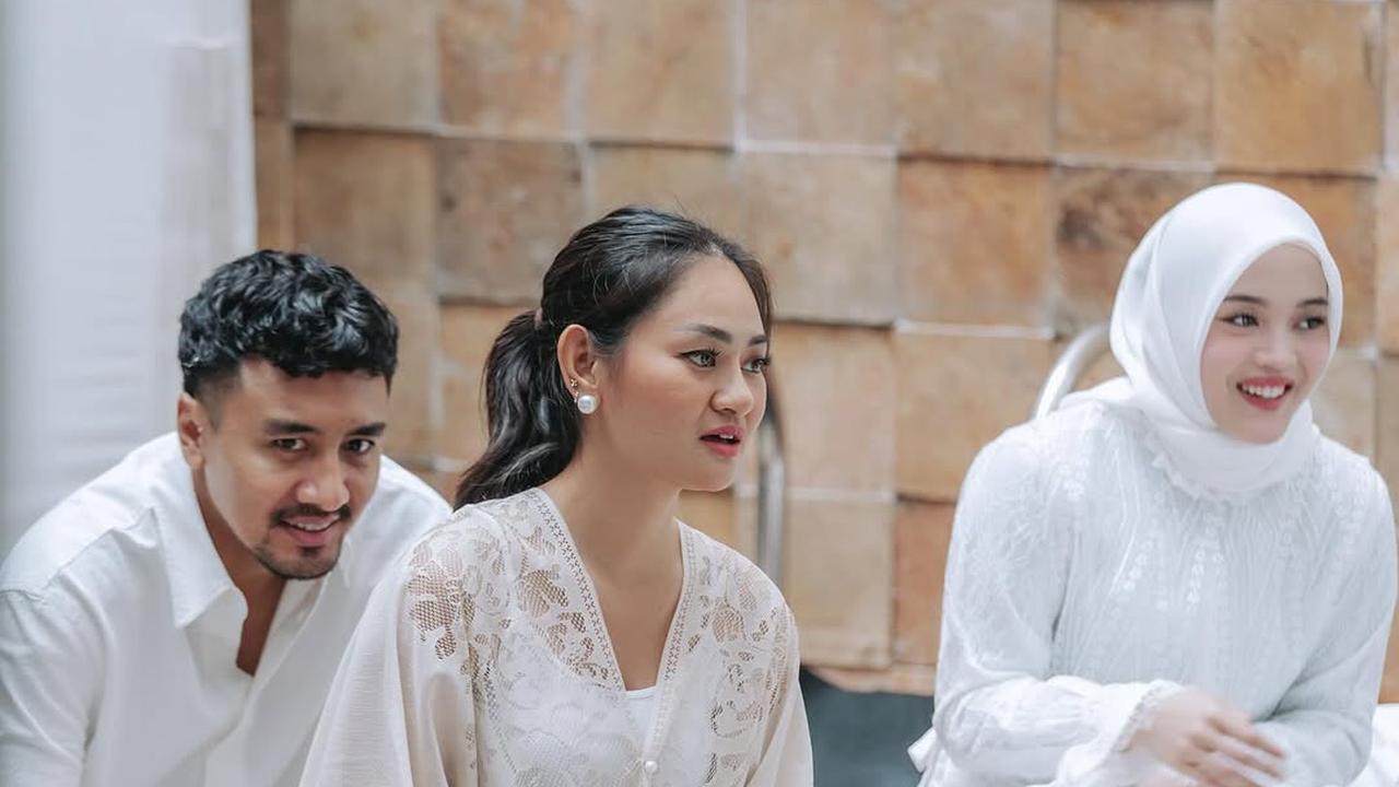 4 Potret Putri Delina di Momen Aqiqah Anak Mahalini dan Rizky Febian
