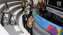 Wakil Presiden, Jusuf Kalla didampingi Ketua INASGOC, Erick Thohir saat meninjau ruang konfrensi pers di Main Press Center (MPC) atau Media Center Asian Games di JCC, Jakarta, Selasa (14/8). (Liputan6.com/Fery Pradolo)