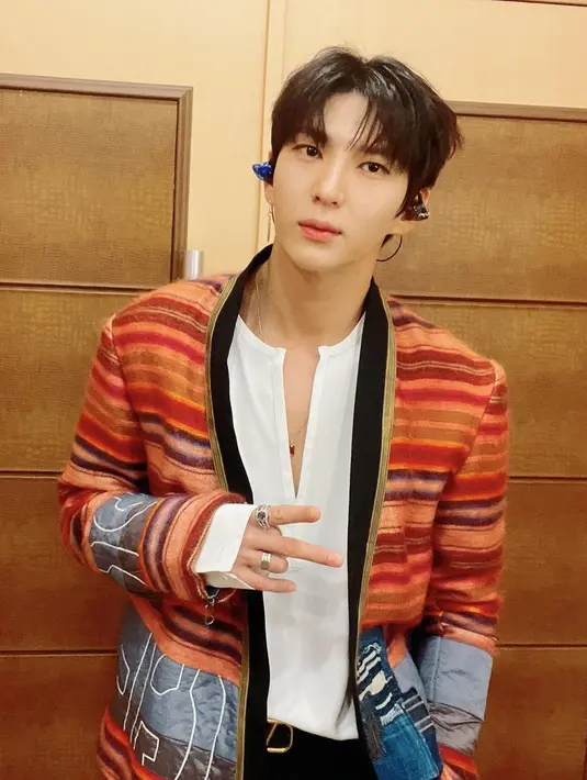 Leo VIXX merupakan idol yang memiliki kemampuan menulis dengan menggunakan tangan kanan dan kirinya secara bersamaan atau disebut ambidextrous. (FOTO: instagram.com/leo_jungtw/)