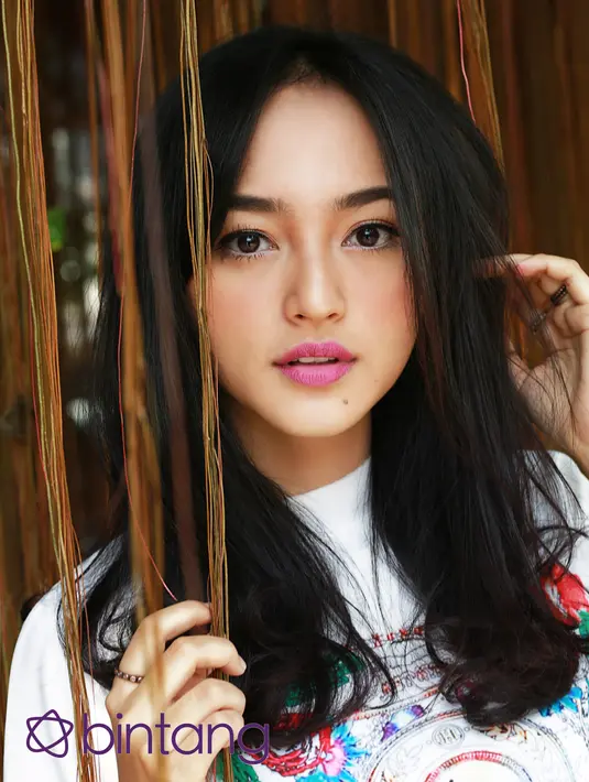 "Kaya dari TK gitu udah sering ikut lomba nyanyi, lomba modelling juga. Seriusnya sih waktu SMA, jadi double gitu, sekolah sambil syuting dan nyanyi juga, modelling juga," kata Indah Kusuma.(Lokasi: JW Cafe Jatiwaringin, Foto: Galih W Satria/Bintang.com)