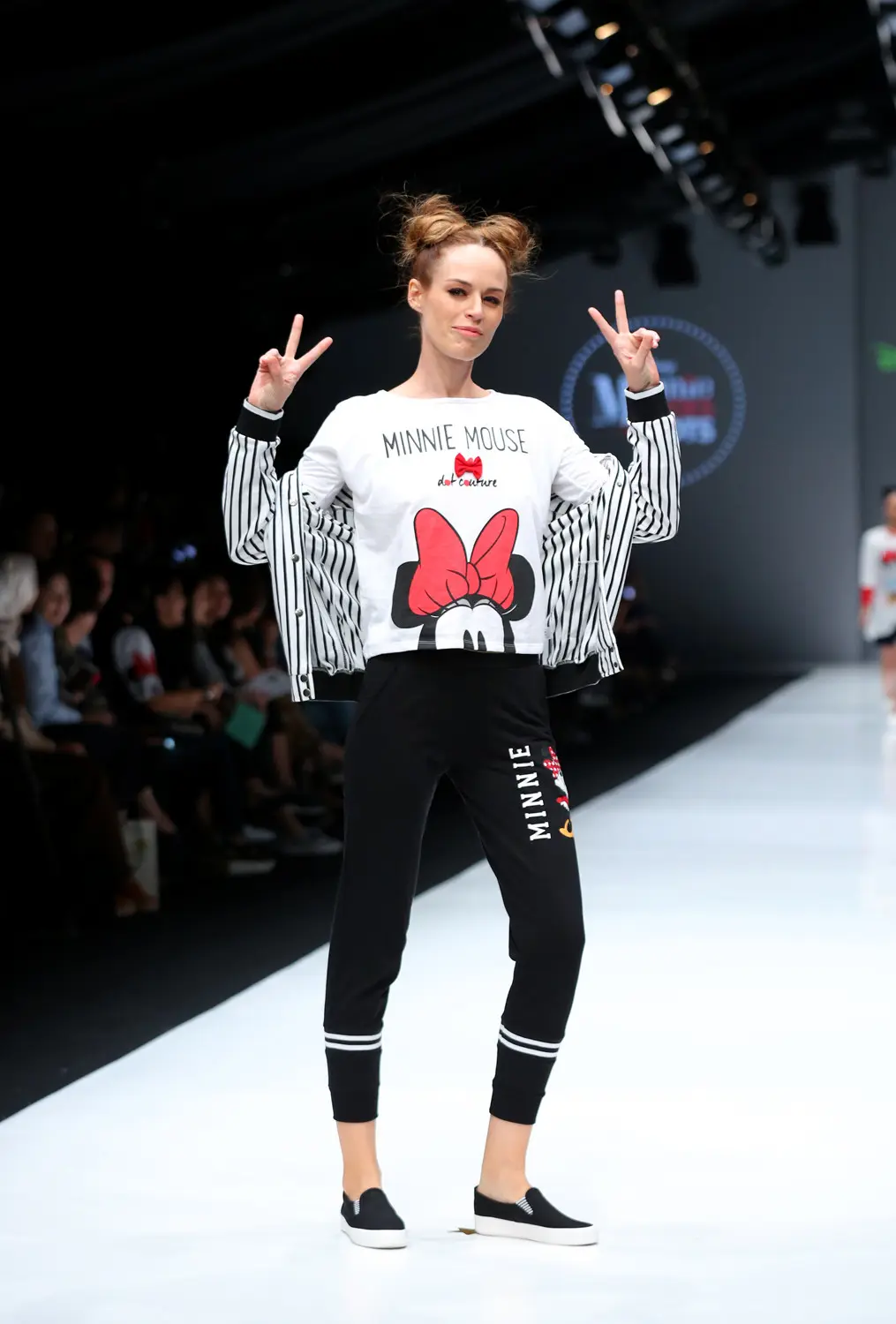 Padu padan mengenakan pakaian bergambar Minnie Mouse. (Photographer: Daniel Kampua/Bintang.com)