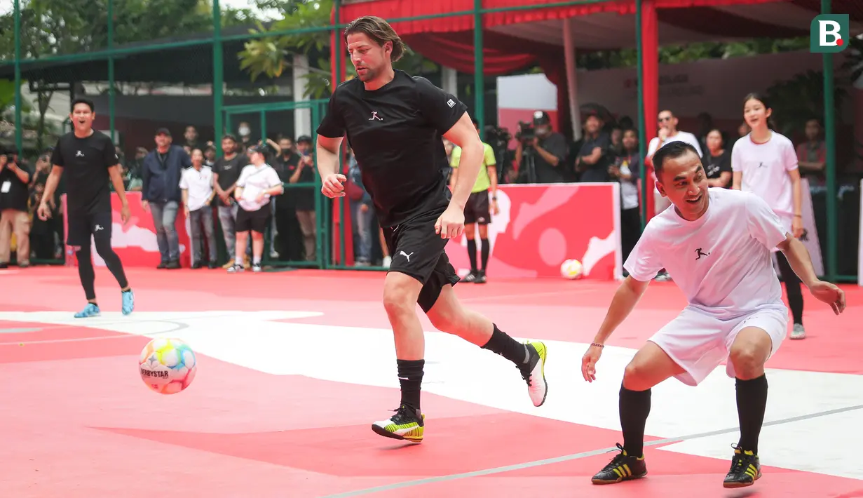 <p>Legenda Borussia Dortmund, Roman Weidenfeller bermain saat All Star Exhibition Match pada acara Bundesliga Common Ground yang berlangsung di RPTRA Bhinneka, Pesanggrahan, Jakarta Selatan, Sabtu (11/02/2023). (Bola.com/Bagaskara Lazuardi)</p>