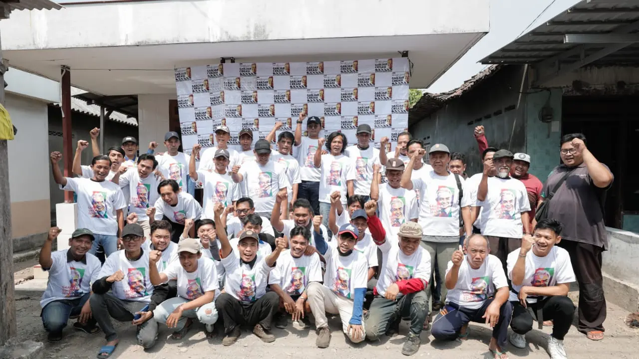 Sejumlah Pemuda di Sidoarjo mengikuti pelatihan membuat topi yang digelar oleh Kelompok Sukarelawan Ganjar Pranowo.
