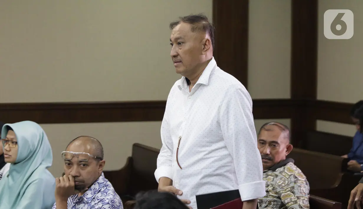 Terdakwa kasus dugaan korupsi terkait pengadaan e-KTP, Markus Nari bersiap menjalani sidang lanjutan di Pengadilan Tipikor, Jakarta, Senin (14/10/2019). Sidang beragendakan mendengar keterangan saksi-saksi. (Liputan6.com/Helmi Fithriansyah)