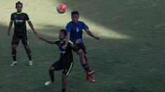 Gelandang Sriwijaya FC, Slamet Budiono (kanan), berebut bola dengan pemain Pespa FC pada laga uji coba di Lapangan Yoga Perkanthi, Bali, Rabu (15/2/2017). Sriwijaya FC kalah 0-1 dari Pespa FC. (Bola.com/Vitalis Yogi Trisna) 