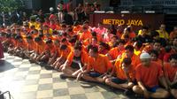 Duaratusan lebih diduga pelaku kejahatan dipamerkan di halaman Polda Metro Jaya. Mereka ditangkap dalam operasi yang digelar kepolisian selama sebulan, yaitu dari tanggal 10 Juli hingga 10 Agustus 2019. (dok. Merdeka.com)