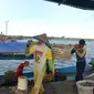 Nelayan membawa hasil tangkapan ke TPI PPSC Cilacap. (Foto: Liputan6.com/Muhamad Ridlo)