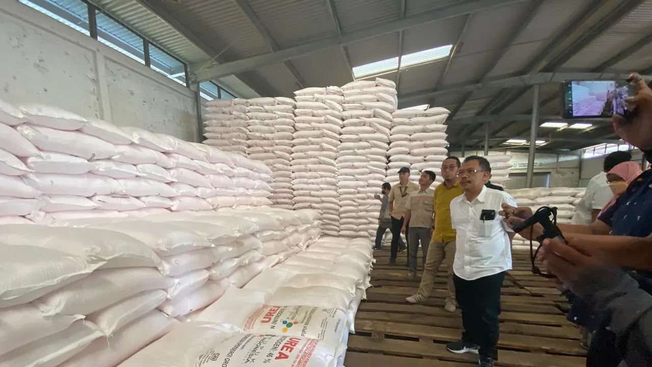 PT Pupuk Indonesia (Persero) telah siapkan stok pupuk bersubsidi sejumlah 113.856 ton untuk memenuhi kebutuhan petani di wilayah Jawa Barat (Jabar), Banten, dan DKI Jakarta.