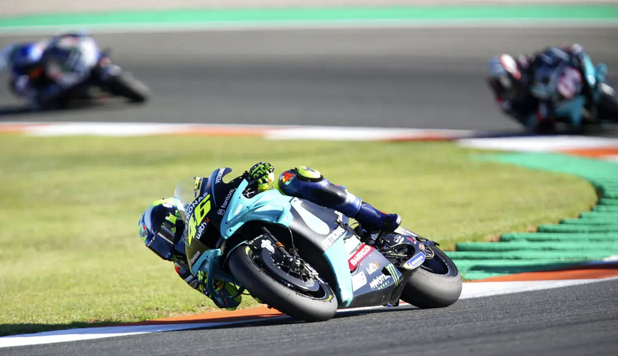 Pembalap MotoGP Valentino Rossi saat balapan MotoGP Valencia 2021 di Sirkuit Ricardo Tormo, Cheste, Spanyol, 14 November 2021. Tambahan enam angka dari seri ini mengangkat posisi Valentino Rossi pada klasemen akhir MotoGP musim ini. (AP Photo/Alberto Saiz)