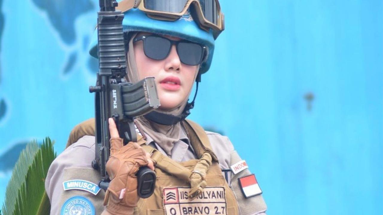 Ia juga sempat membagikan potret saat membawa sebuah senjata laras panjang di tangannya serta mengenakan seragam lengkap.
