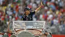 Pembalap Formula Satu dari tim Red Bull, Sebastian Vettel, melambaikan tangan saat berparade mengelilingi Sirkuit Hockenheim menggunakan mobil antik, (20/7/2014). (REUTERS/Kai Pfaffenbach)