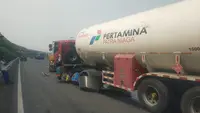 Truk Pertamina Tabrak Pembatas Tol Jagorawi, Hancuran Beton Timpa Xpander