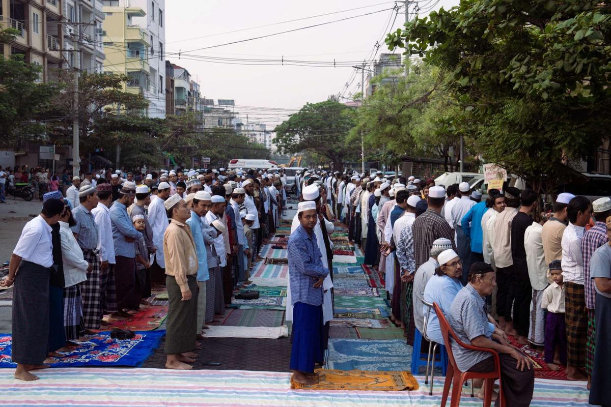 Muslim di Myanmar gelar salat Idulfitri di jalanan