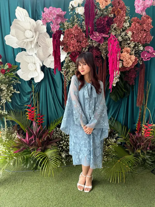 Tampil Manis dengan Rambut Berponi, Gaya Kondangan Tissa Biani Curi Perhatian