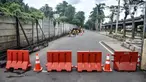 Pekerja Suku Dinas Bina Marga Jakarta Utara menyelesaikan perbaikan jalan jelang gelaran balap liar legal di Jalan Inspeksi Kali Ancol, Pademangan, Rabu (12/1/2022). Polda Metro Jaya resmi menjadikan Jalan Inspeksi Kali Ancol sebagai arena balap liar legal. (merdeka.com/Iqbal S. Nugroho)