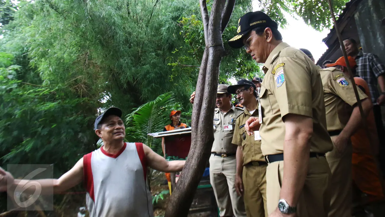Gubernur DKI Jakarta Basuki Tjahaja Purnama atau Ahok saat mengecek lokasi banjir di kawasan Bukti Duri