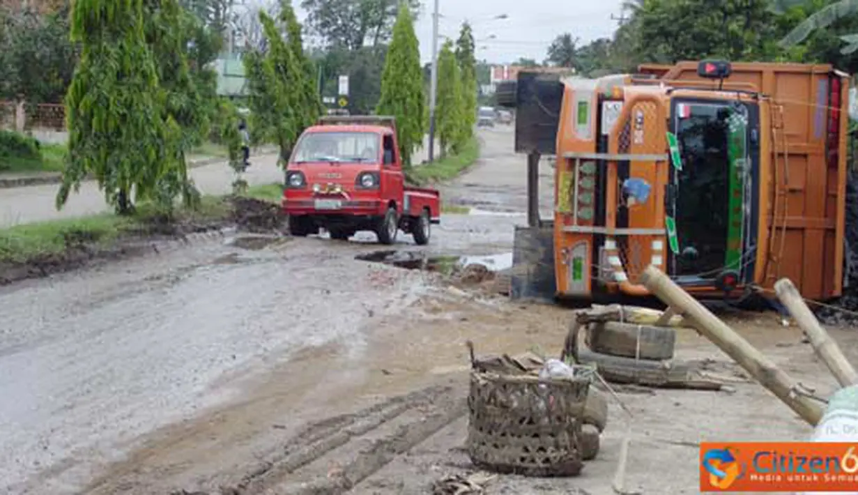 Citizen6, Jambi: Truk yang terguling tersebut berada di jalan penghubung antar kabupaten di Provinsi Jambi. (Pengirim: Fareri Gian)