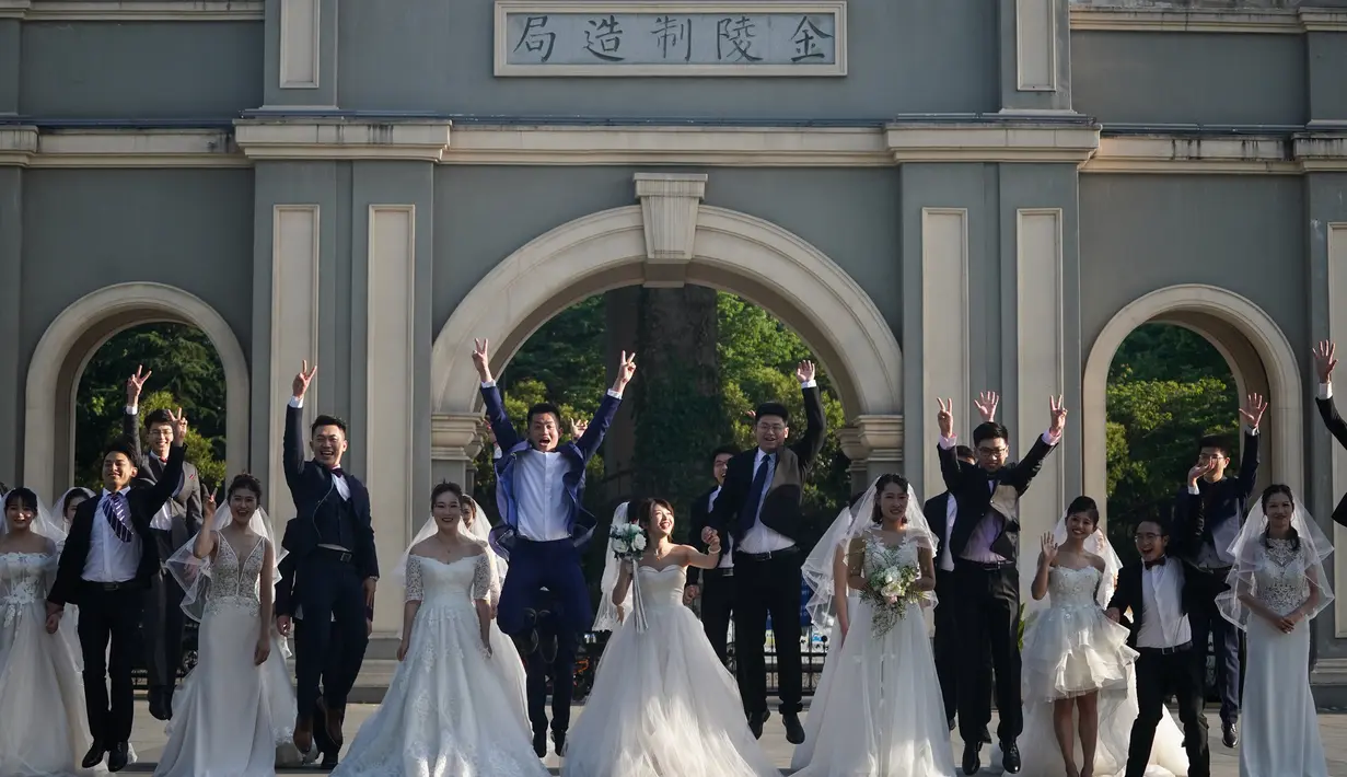 Para pasangan pengantin berpose bersama di Nanjing, Provinsi Jiangsu, China timur, pada 19 Mei 2020. Sebanyak 15 pasangan pengantin pada Selasa (19/5) berfoto bersama di Nanjing menjelang upacara pernikahan massal mereka yang dihelat pada 20 Mei. (Xinhua/Ji Chunpeng)