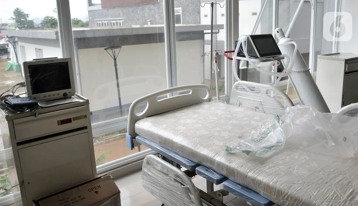 Alat pendukung perawatan pasien virus corona COVID-19 terlihat di Rumah Sakit Darurat Penanganan COVID-19 di Wisma Atlet Kemayoran, Jakarta, Minggu (22/3/2020). RS Darurat Penanganan COVID-19 dilengkapi dengan ruang isolasi, laboratorium, radiologi, dan ICU. (merdeka.com/Iqbal S. Nugroho)