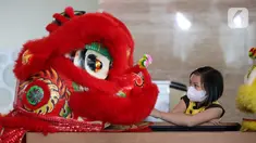 Siswi melihat barongsai usai pementasan dalam perayaan Sampoerna Academy Reinforces The IGNITE Values Through Lunar New Year di Sampoerna Academy BSD, Serpong, Tangerang Selatan, Jumat (28/01/2022). Acara virtual ini mengusung tema The Spirit of Tiger. (Liputan6.com/Fery Pradolo)