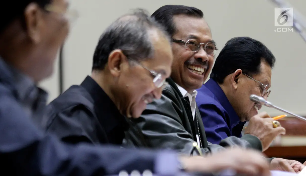 Jaksa Agung HM Prasetyo (kanan) saat mengikuti raker dengan Komisi III DPR, di Gedung Nusantara II, Jakarta, Selasa (5/6). Rapat membahas Kerja Pemerintah Kementerian/Lembaga (RKP K/L) Tahun 2018 dan sejumlah isu aktual. (Liputan6.com/Johan Tallo)