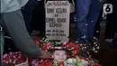Jenazah Donny Kesuma dimakamkan satu liang lahad dengan ayahnya, almarhum Romel Hudayat. (Liputan6.com/Herman Zakharia)