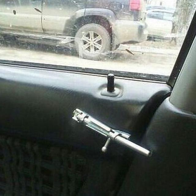 6 Solusi Siasati Kerusakan Mobil Ini Nyeleneh Tapi Unik, Bikin Senyum Tipis