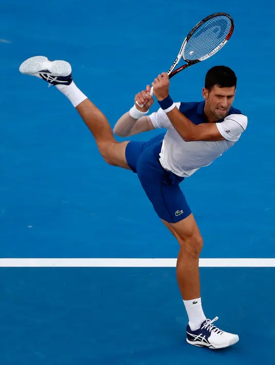 Petenis Serbia, Novak Djokovic mengembalikan bola pukulan petenis Korea Selatan, Chung Hyeon saat bertanding pada putaran keempat kejuaraan tenis Australia Terbuka di Melbourne (22/1). Chung Hyeon menang 6-7(4), 5-7, 6-7(3). (AP Photo/Vincent Thian)