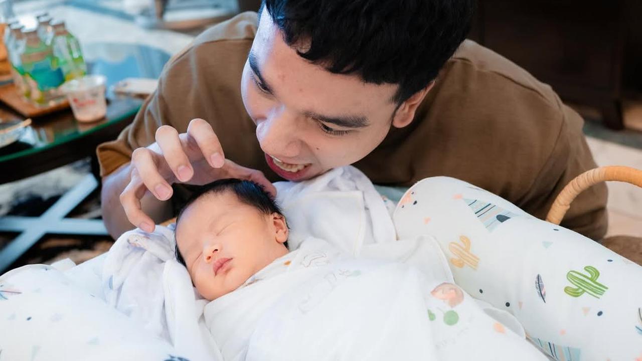Potret Fuji dan Fadly Faisal Jenguk Baby Jyad, Anak Shandy Purnamasari dan Gilang Juragan99