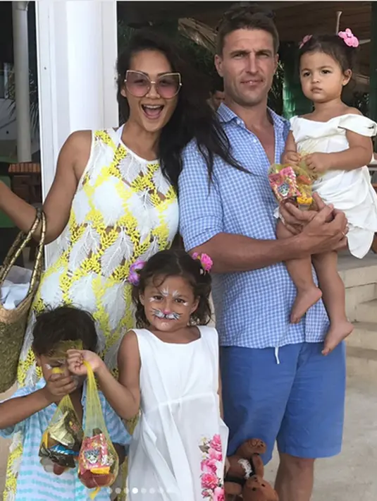 Buah cinta pernikahan Indah dengan Ibrahim Justin Werner tentunya lahir dengan memiliki kebudayaan berbeda. Untuk itu sejak kecil Indah sudah mengajarkan anak-anaknya beragam bahasa. (Instagram/indahkalalo)