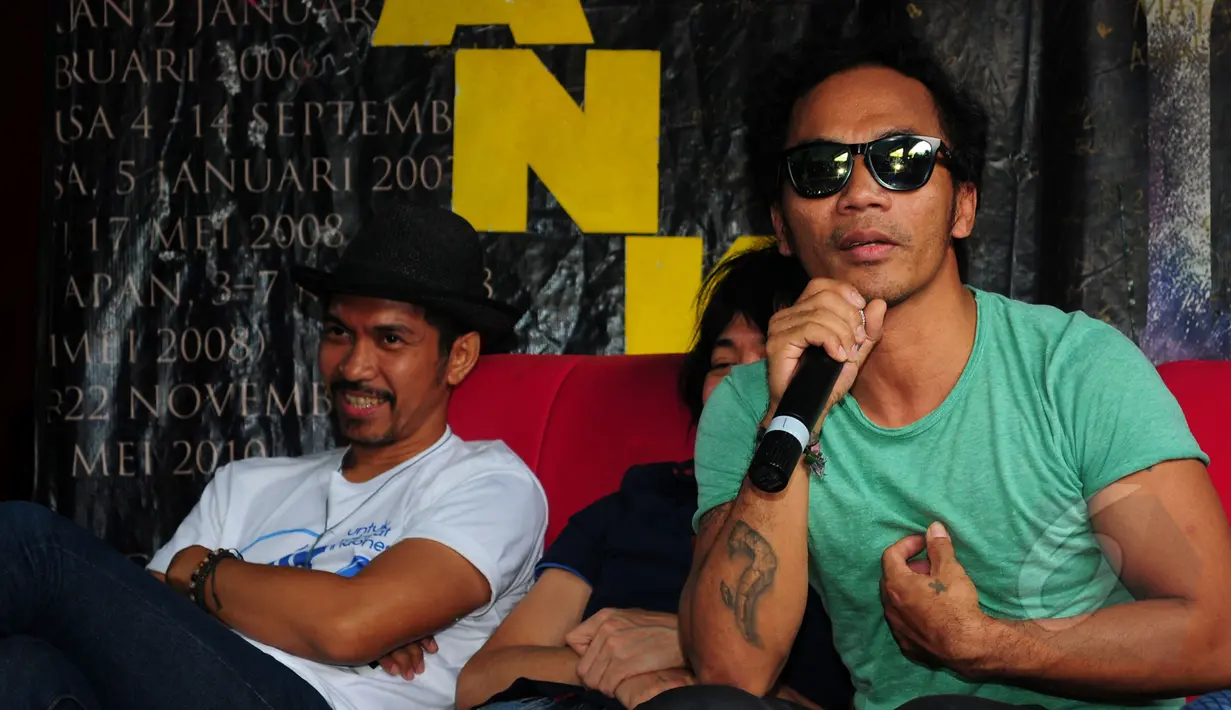 Personel grup band Slank, Kaka (kanan) memberi keterangan pers di Gang Potlot, Jakarta, Minggu (22/3). Slank mengklarifikasi bahwa Abdee Negara sedang cuti karena sakit gagal ginjal yang diderita Abdee. (Liputan6.com/Yoppy Renato)