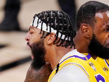 Pebasket Los Angeles Lakers, LeBron James dan Anthony Davis, melakukan selebrasi saat melawan Miami Heat pada gim pertama final NBA di Lake Buena Vista, Kamis (1/10/2020). Lakers menang dengan skor 116-98. (AP Photo/Mark J. Terrill)