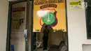 Petugas mengabadikan Pos Polisi Subsektor Monas Barat, Gambir, Jakarta, Jumat (26/5). Pengrusakan terjadi pada kamis malam tersebut diduga oknum yang mengaku sebagai aparat. (Liputan6.com/Gempur M Surya)