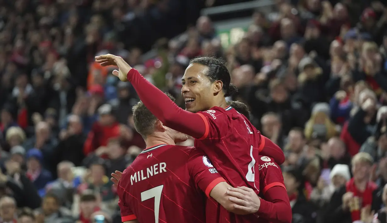 Bek Liverpool, Virgil van Dijk merayakan dengan rekan satu timnya setelah mencetak gol ke gawang Leeds United selama pertandingan lanjutan Liga Inggris di stadion Anfield di Liverpool, Inggris, Kamis (24/2/2022). Liverpool menang telak atas Leeds United 6-0.  (AP Photo/Jon Super)