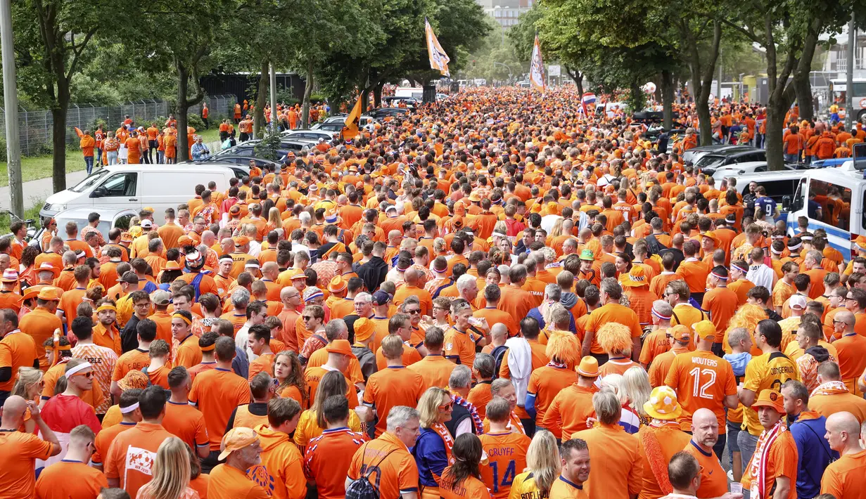Suporter Timnas Belanda memadati ruas jalan di Hamburg jelang laga Grup D Euro 2024 melawan Polandia di Volksparkstadion, Minggu (16/06/2024). (Bodo Marks/dpa via AP)