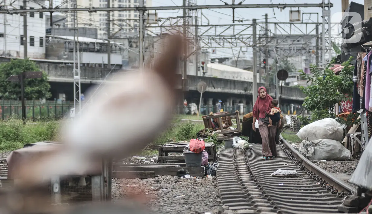 Aktivitas warga di permukiman bantaran rel kereta di kawasan Pademangan, Jakarta Utara, Kamis (16/3/2023). (merdeka.com/Iqbal S Nugroho)