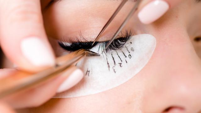 6 Bahaya Pemakaian Eyelash Extension pada Mata, Bisa Iritasi dan Alergi