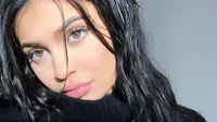 Dilansir dari Cosmopolitan, Kylie Jenner dikabarkan sering galau semasa kehamilannya (instagram/kyliejenner)