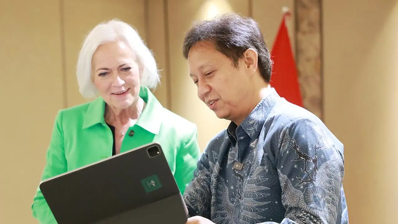 Menkes Budi menandatangani kerja sama dengan Swedia yang diwakili  Menteri Kesehatan Swedia, H.E. Ms. Acko Ankarberg Johansson. (Foto: Dok Kemenkes RI)