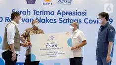 DIC Astra Financial, Transportation & Logistic, Suparno Djasmin (kedua kanan) menyerahkan asuransi BPJSTK, asuransi kecelakaan diri Garda Me, dan healthy kit kepada Ketua Satgas Penanganan Covid-19, Letjend.TNI Ganip Warsito (kedua kiri) di Graha BNPB, Jakarta (07/09/2021). (Liputan6.com/HO/Astra)