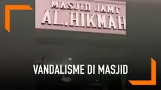 Seorang pria melakukan aksi vandalisme dengan menggambar kemaluan pada sebuah masjid di Cilandak, Jakarta Selatan.