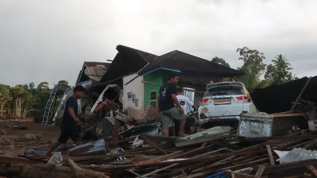 Banjir bandang yang melanda Kecamatan Palembayan, Kabupaten Agam, Sumatera Barat (Sumbar).