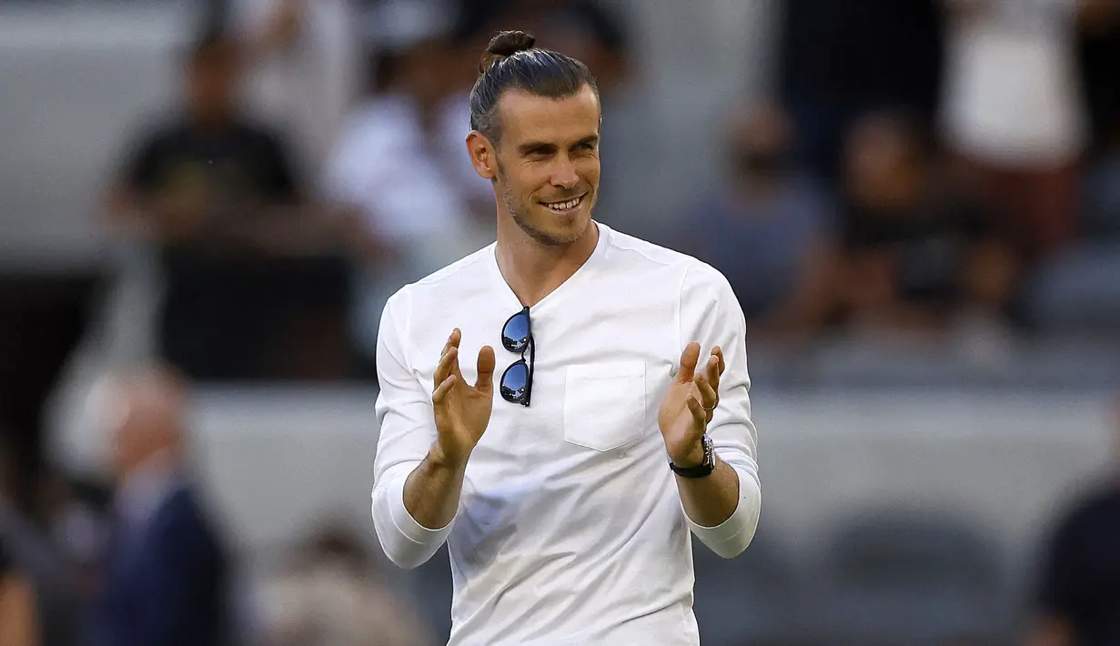 Gareth Bale mendapatkan gelar MBE (Member of the Order of the British Empire) bertepatan dengan ulang tahun Ratu Elizabeth II.  Alasannya, ia mampu berprestasi di lapangan dan aktif dalam kegiatan sosial. Dikutip dari talkSPORT, Bale menyumbang 1 juta euro untuk rumah sakit di Wales saat Covid-19 melanda. (AFP/Getty Images/Ronald Martinez)